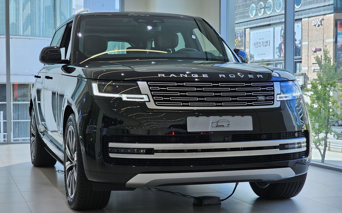 Black Range Rover L460 P530 Autobiography (long wheelbase), front three-quarter view in a showroom